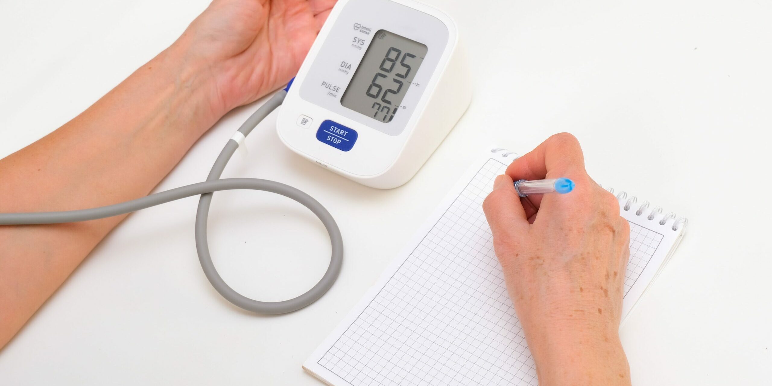 forma-correcta-de-tomarse-la-tension-en-casa-min